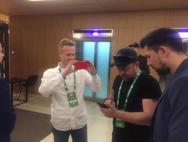 Со Вдовой Клико и песней про собаку: как Зеленский праздновал свою победу 02 Со Вдовой Клико и песней про собаку: как Зеленский праздновал свою победу 02