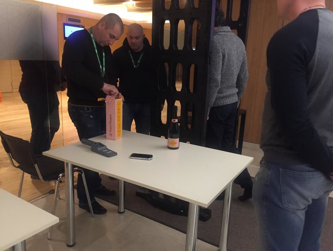 Со Вдовой Клико и песней про собаку: как Зеленский праздновал свою победу 04 Со Вдовой Клико и песней про собаку: как Зеленский праздновал свою победу 04