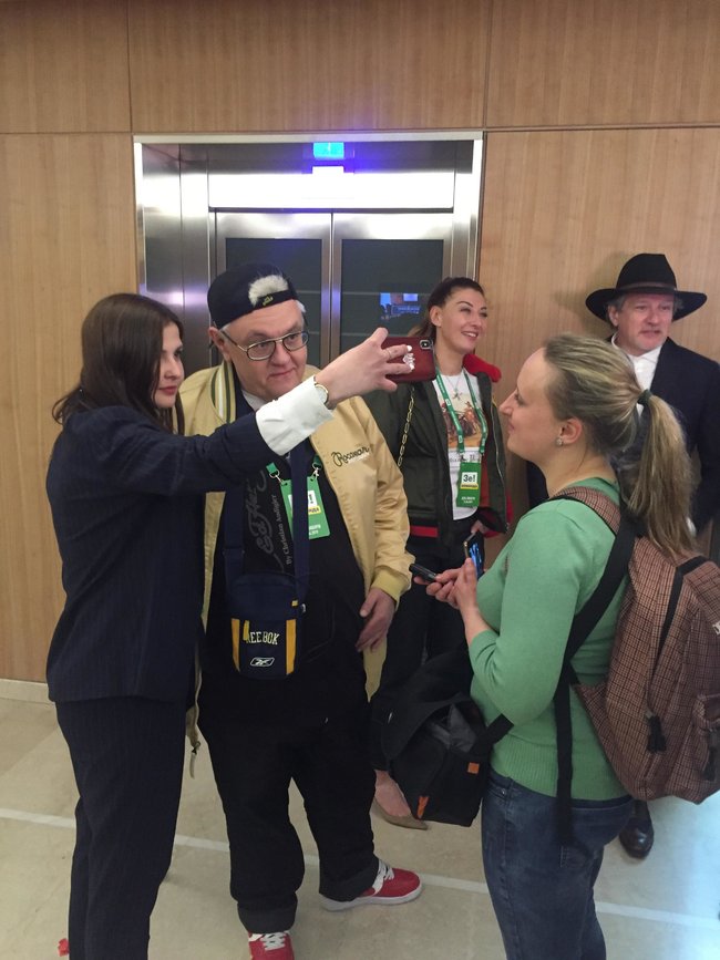 Со Вдовой Клико и песней про собаку: как Зеленский праздновал свою победу 05 Со Вдовой Клико и песней про собаку: как Зеленский праздновал свою победу 05