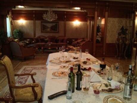 Янукович даже не успел доесть перед бегством Янукович даже не успел доесть перед бегством