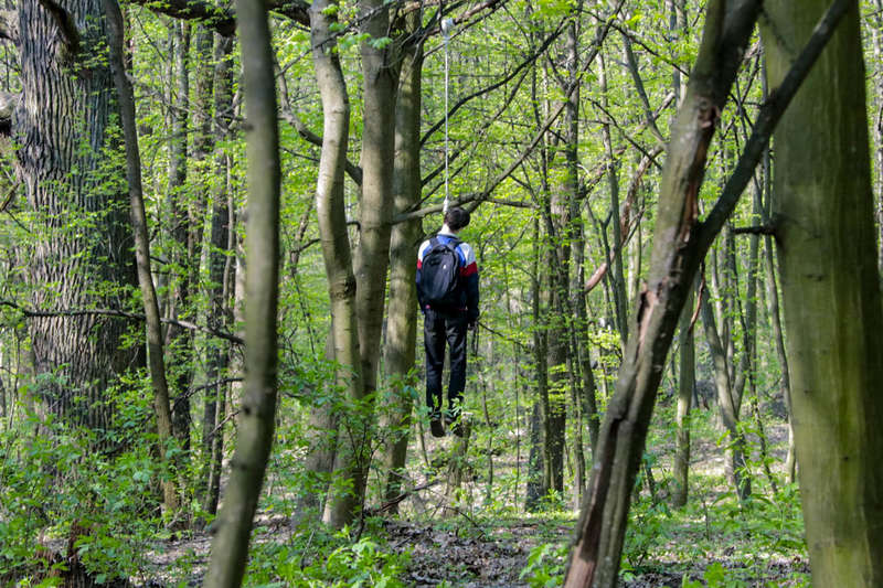 ÐžÐ½ Ð²Ð¸ÑÐµÐ» Ð² Ð¿ÐµÑ‚Ð»Ðµ Ð½Ð° Ð²Ñ‹ÑÐ¾Ñ‚Ðµ Ð¾ÐºÐ¾Ð»Ð¾ Ð¼ÐµÑ‚Ñ€Ð° Ð¾Ñ‚ Ð·ÐµÐ¼Ð»Ð¸ dqxikeidqxidqrant