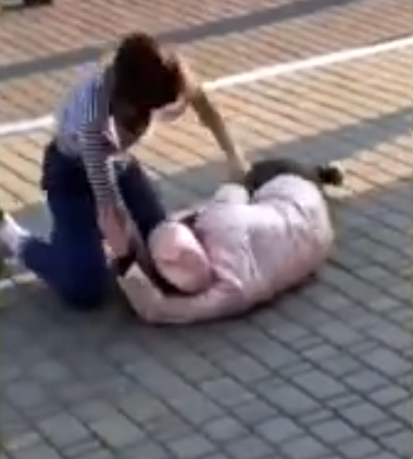 Ðобивала кÑлаками: жеÑÑокие ÑазбоÑки ÑкÑаинÑкиÑ
ÑколÑÐ½Ð¸Ñ Ð¿Ð¾Ð¿Ð°Ð»Ð¸ на видео