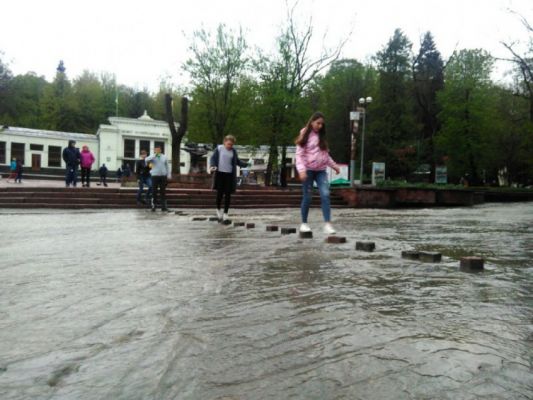 Туристи з одної з частин Трускавця не можуть потрапити в іншу, де знаходиться бювет. qj4piCpzCynOxnFyqZB6R13z0hheaqRwfTzjDQEL