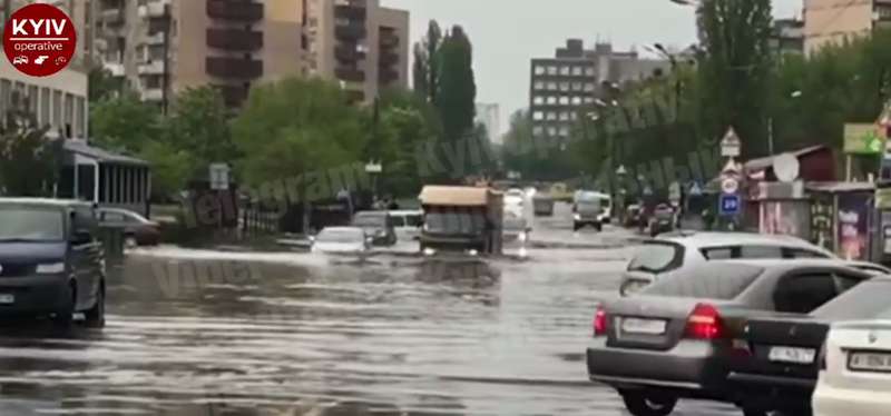 Киев накрыло ливнем и градом: первые фото и видео затопленной Ñтолицы