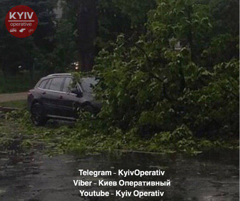 Киев накрыло ливнем и градом: первые фото и видео затопленной Ñтолицы