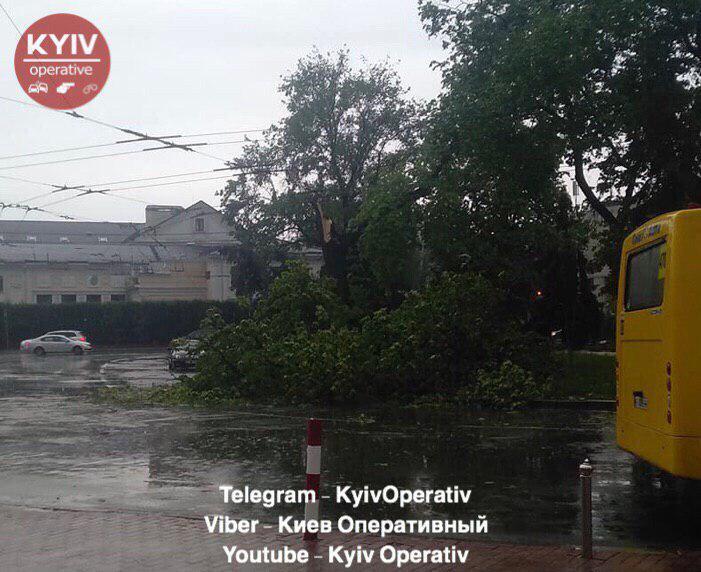 Киев накрыло ливнем и градом: первые фото и видео затопленной Ñтолицы