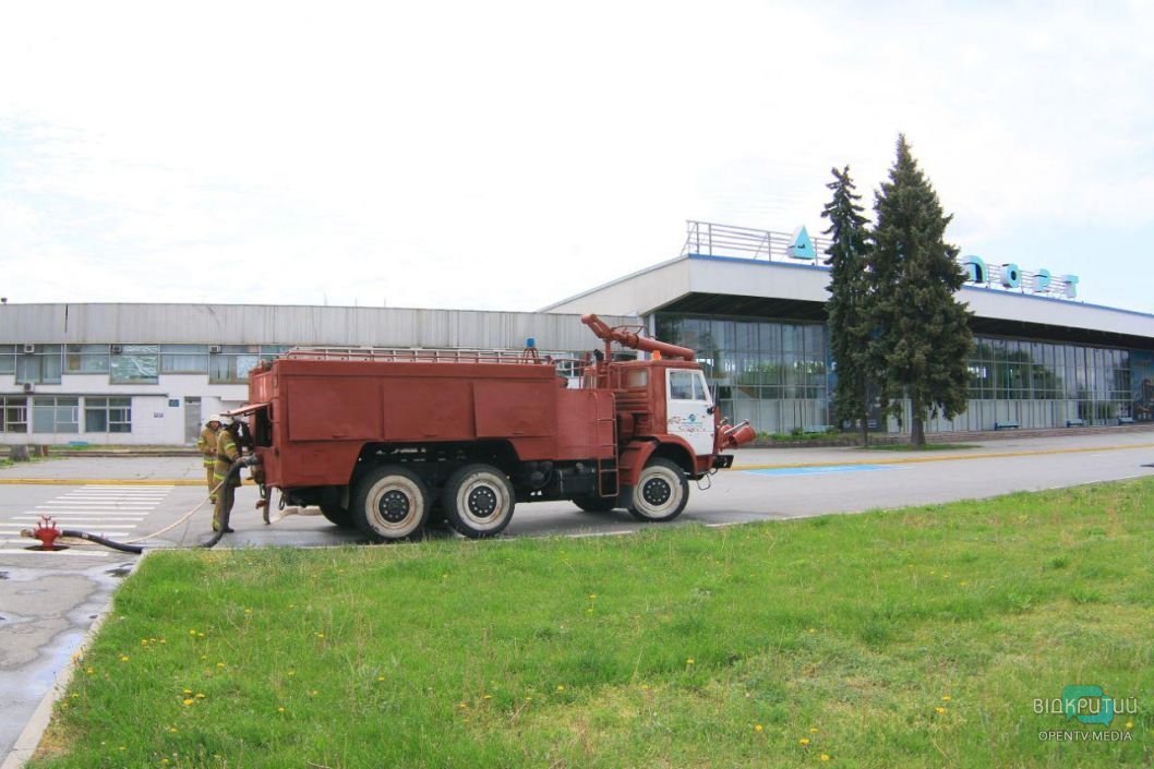 Из аэропорта в Днепре из-за сообщении о минировании эвакуировали людей