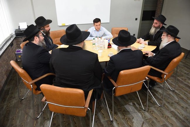 Зеленский в окружении раввинов: новый президент строит диалог с оккупированными территориями 01 Зеленский в окружении раввинов: новый президент строит диалог с оккупированными территориями 01 dqxikeidqxidqrant