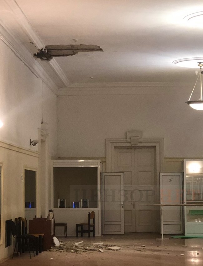 В киевском Доме учителя обвалился потолок