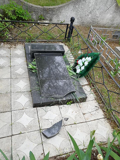 В Николаеве вандалы разгромили на кладбище надгробные плиты - Copyright https://news.pn