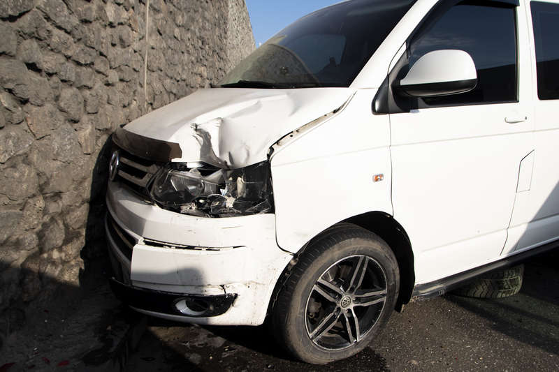 ÐžÑ‚ ÑƒÐ´Ð°Ñ€Ð° Ð¼Ð¸Ð½Ð¸Ð²ÑÐ½ Ð¾Ñ‚Ð±Ñ€Ð¾ÑÐ¸Ð»Ð¾ Ð² ÑÑ‚ÐµÐ½Ñƒ