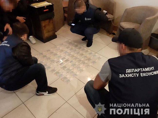 При получении $2,5 тыс взятки задержан работник прокуратуры хмельницкой области, - Нацполиции 01 При получении $2,5 тыс взятки задержан работник прокуратуры хмельницкой области, - Нацполиции 01 dqxikeidqxidqeant