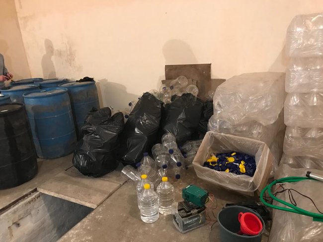 Налоговики ликвидировали на Сумщине подпольный цех по изготовлению фальсификата, в котором ежемесячно перерабатывалось 30 тыс. литров спирта 02 Налоговики ликвидировали на Сумщине подпольный цех по изготовлению фальсификата, в котором ежемесячно перерабатывалось 30 тыс. литров спирта 02 dqxikeidqxidqeant