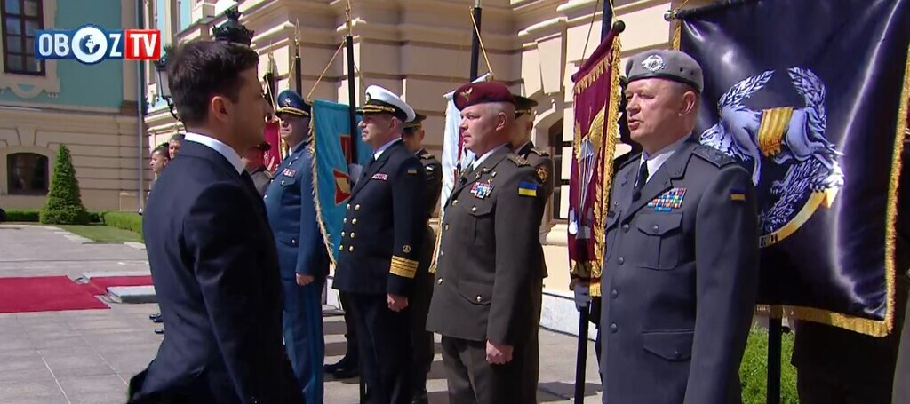 Не отдал воинское приветствие: командующего ССО призвали объяснить демарш против Зеленского dqxikeidqxidqeant