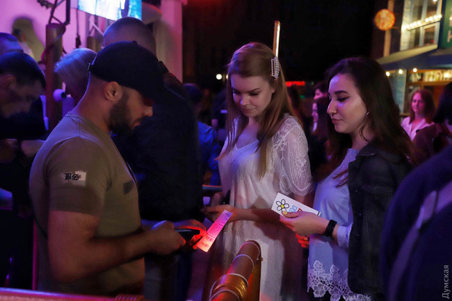 Активисты в Одессе сожгли флаг РФ, выступая против концерта фанатки Путина Темниковой 05 Активисты в Одессе сожгли флаг РФ, выступая против концерта фанатки Путина Темниковой 05