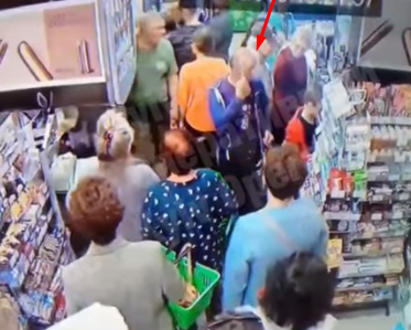 Мужчина следит за ребенком dqxikeidqxidqrant