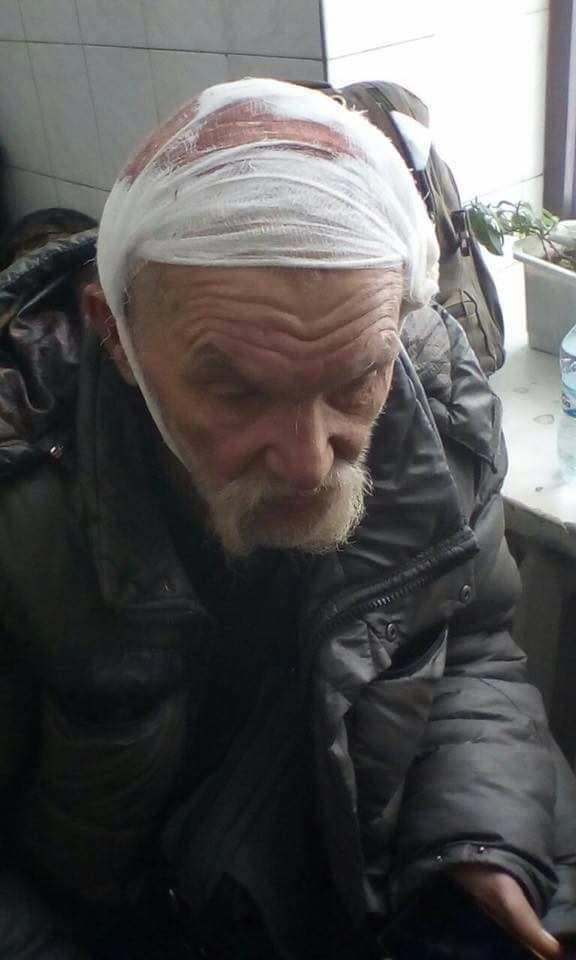 На данном изображении может находиться: один или несколько человек