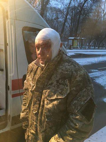 На данном изображении может находиться: один или несколько человек