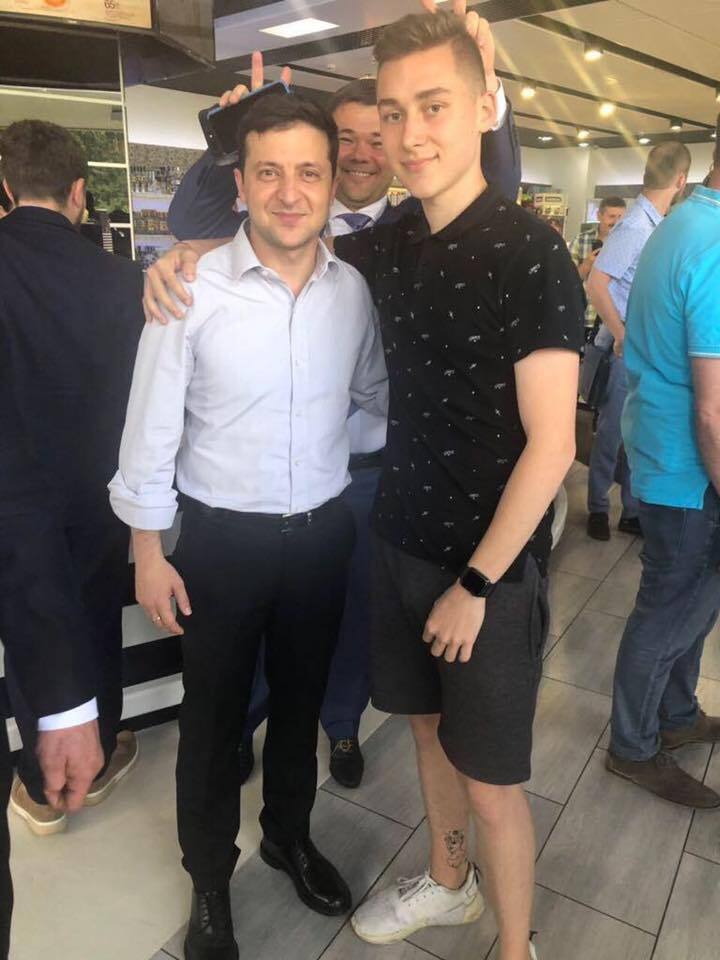 Адвокат Коломойского на фото наставил рожки президенту Украины: сеть кипит, Зеленский улыбается dqxikeidqxidqrant