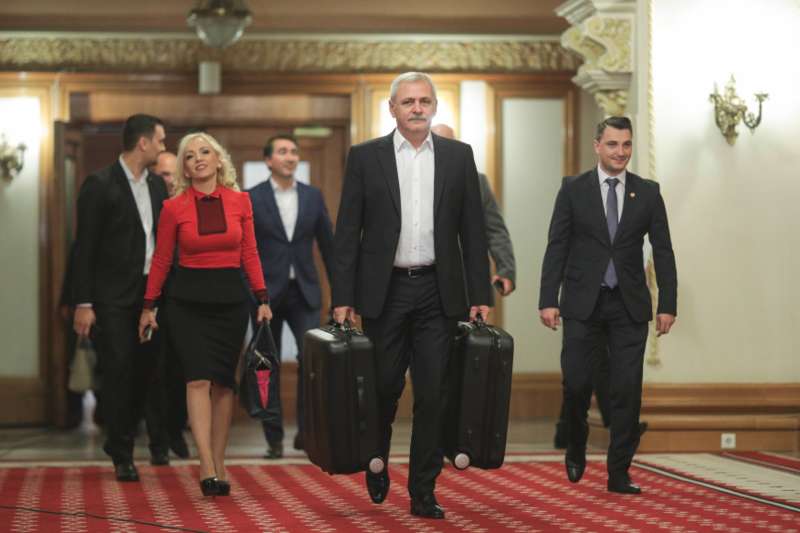 Драгня з валізами. Фото Inquam Photos dqxikeidqxidqrant