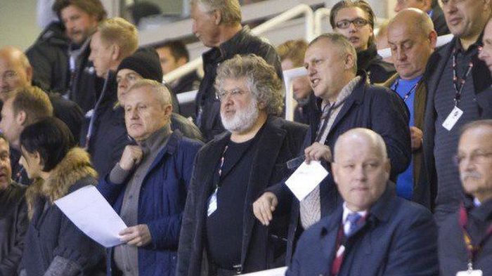 Дефолт в Украине и дефолт футбольного клуба «Днепр». Футбол был и часто еще остается любимой игрушкой олигархов. Коломойский и братья Суркисы на трибуне. Фото: xsport.ua dqxikeidqxidqeant