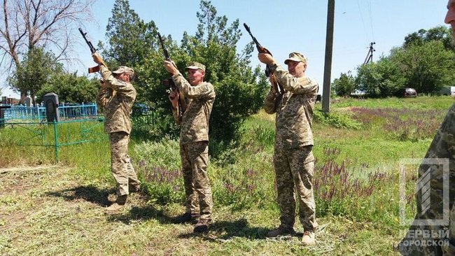 С бойÑом 17-й Ñанковой бÑÐ¸Ð³Ð°Ð´Ñ ÐлекÑандÑом ÐÑном, погибÑим на ÐонбаÑÑе, пÑоÑÑилиÑÑ Ð½Ð° ÐнепÑопеÑÑовÑине 06