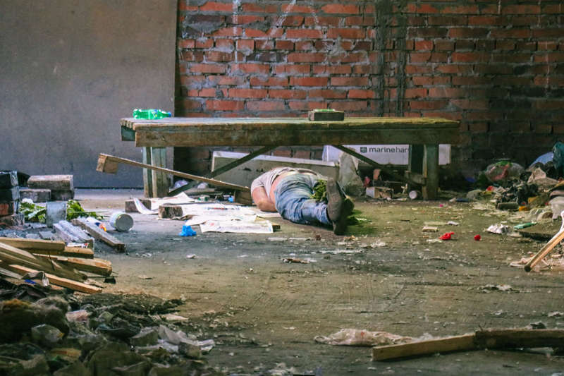 Ð Ñдом Ñ Ñелом лежал лиÑÑ Ð±Ñмаги, на коÑоÑом бÑл напиÑан Ð½Ð¾Ð¼ÐµÑ ÑелеÑона и Ñлово «СÑоÑно»