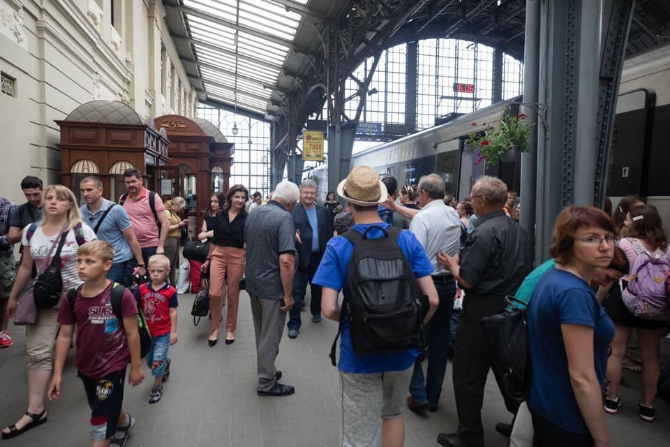 Порошенко проехался в интерсити и вызвал ажиотаж в сети