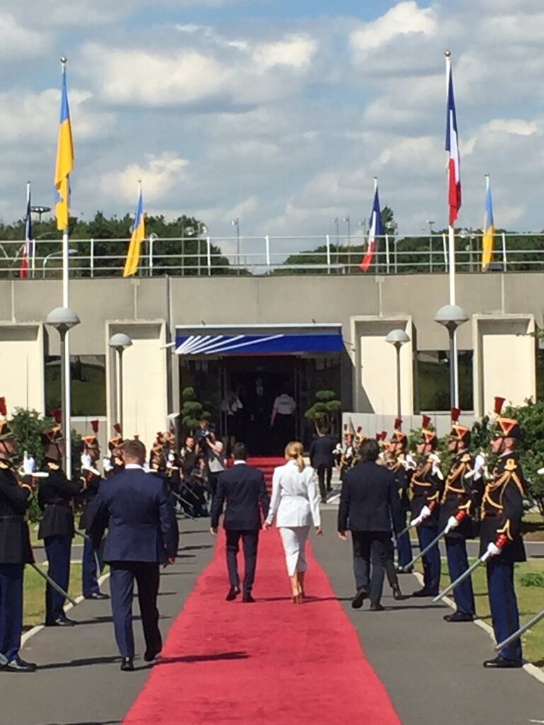Ð—ÐµÐ»ÐµÐ½ÑÐºÐ¸Ð¹ Ñ Ð¶ÐµÐ½Ð¾Ð¹ Ð¿Ñ€Ð¸Ð»ÐµÑ‚ÐµÐ»Ð¸ Ð²Ð¾ Ð¤Ñ€Ð°Ð½Ñ†Ð¸ÑŽ