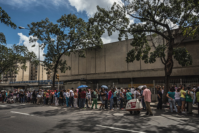 Очередь перед магазином в Каракасе: часы ожидания в надежде, что завезут молоко или рис Фото: MERIDITH KOHUT / DER SPIEGEL dqxikeidqxidqeant