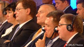 Бывшая советница Януковича по экономическим вопросам Ирина Акимова (слева), экс-глава МЗС Констатин Грищенко и бывший вице-премьер Владимир Семиноженко (второй справа). Бывшая советница Януковича по экономическим вопросам Ирина Акимова (слева), экс-глава МЗС Констатин Грищенко и бывший вице-премьер Владимир Семиноженко (второй справа).