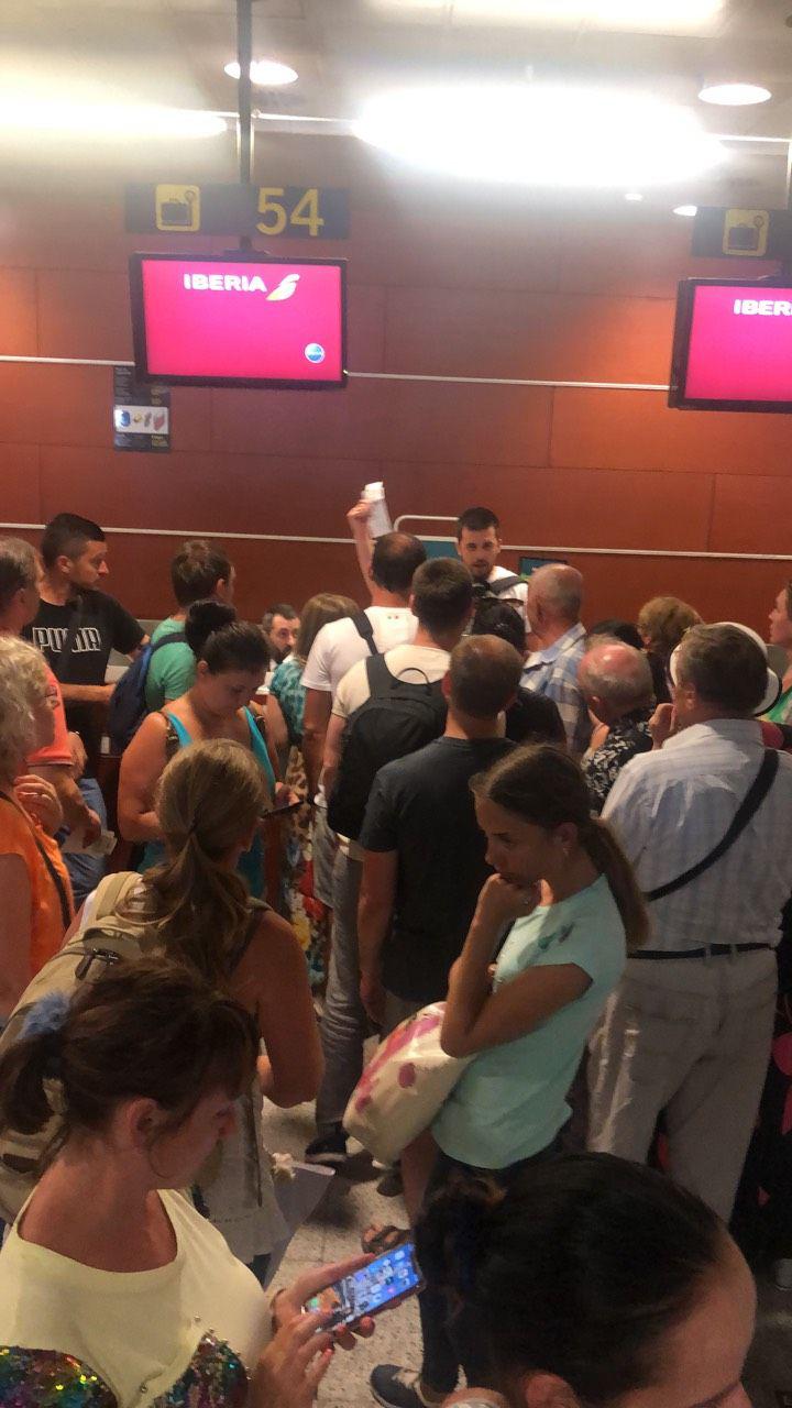 Ð’ Ð‘Ð°Ñ€ÑÐµÐ»Ð¾Ð½Ðµ Ð¾ÐºÐ¾Ð»Ð¾ 200 ÑƒÐºÑ€Ð°Ð¸Ð½Ñ†ÐµÐ² Ð½Ðµ Ð¼Ð¾Ð³ÑƒÑ‚ Ð²Ñ‹Ð»ÐµÑ‚ÐµÑ‚ÑŒ Ð¸Ð·-Ð·Ð° Ð½ÐµÐ¸ÑÐ¿Ñ€Ð°Ð²Ð½Ð¾ÑÑ‚Ð¸ ÑÐ°Ð¼Ð¾Ð»ÐµÑ‚Ð° ÐºÐ¾Ð¼Ð¿Ð°Ð½Ð¸Ð¸ SkyUp dqxikeidqxiqzant