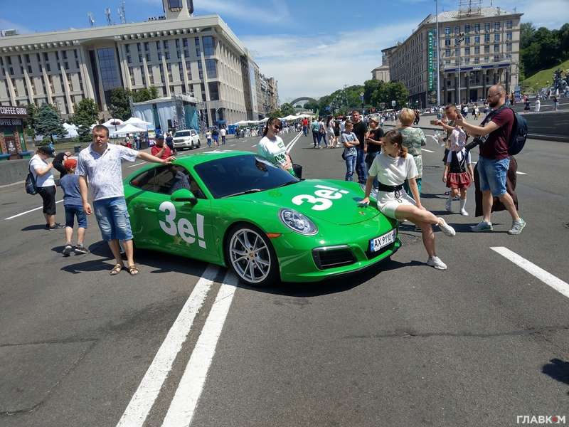 Українці навіть перефарбовують власні автомобілі у кольори провладної партії dqxikeidqxidqeant