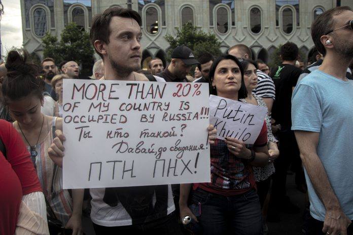 На данном изображении может находиться: 5 человек, люди улыбаются, люди стоят, толпа и на улице dqxikeidqxidqrant