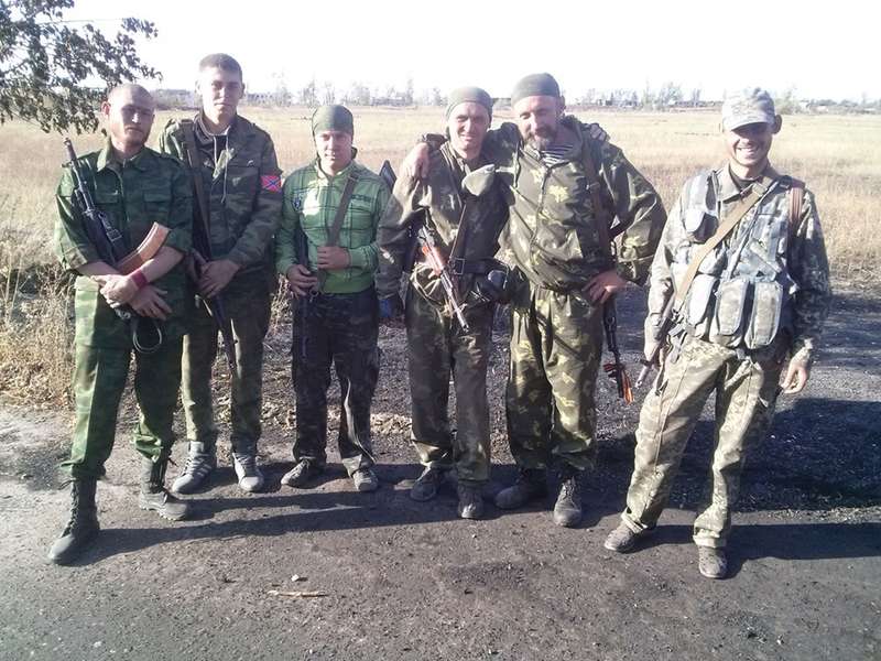 Ðа данном изобÑажении Ð¼Ð¾Ð¶ÐµÑ Ð½Ð°Ñ
одиÑÑÑÑ: 5 Ñеловек, лÑди ÑлÑбаÑÑÑÑ, лÑди ÑÑоÑÑ Ð¸ на ÑлиÑе