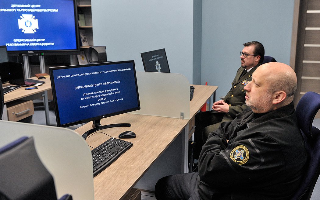 Ðа данном изобÑажении Ð¼Ð¾Ð¶ÐµÑ Ð½Ð°Ñ
одиÑÑÑÑ: 2 Ñеловека, ÑкÑан, оÑÐ¸Ñ Ð¸ в помеÑении dqxikeidqxidqrant