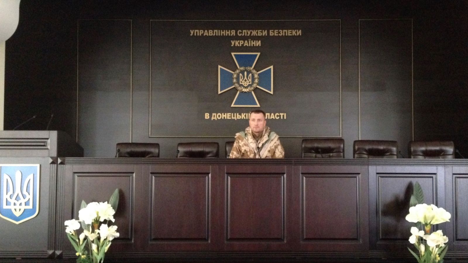 Война на Донбассе. ДонСБУ, пустой зал заседаний dqxikeidqxidqeant