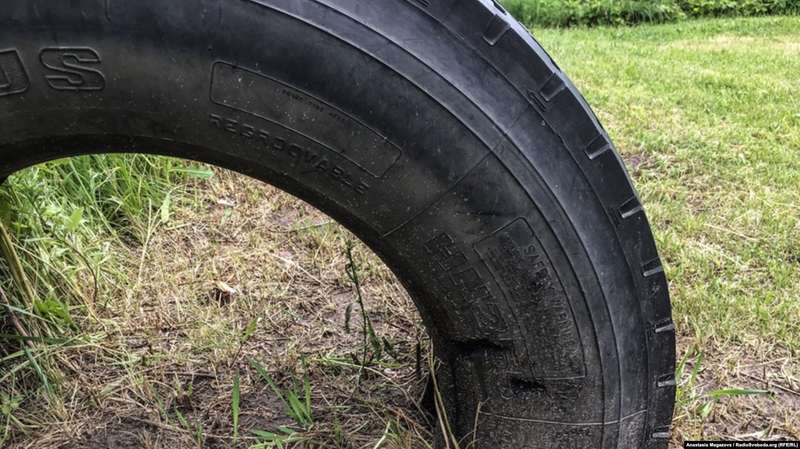 Автомобільна шина зі слідами влучання