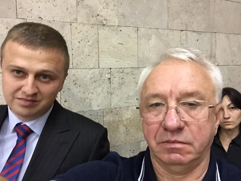 На данном изображении может находиться: 3 человека, очки и часть тела крупным планом dqxikeidqxidqeant