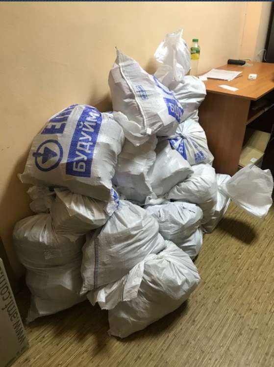 Табачные изделия, найденные при обыске у преступников