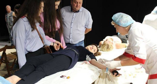 «Семейство @банутых театралов»: Журналист высмеял жену Порошенко на сдаче крови «Семейство @банутых театралов»: Журналист высмеял жену Порошенко на сдаче крови dqxikeidqxidqrant