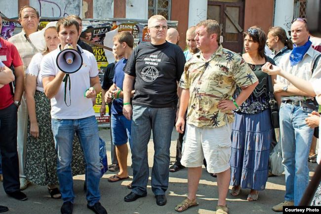 Антон Давидченко з мегафоном на акції в Одесі