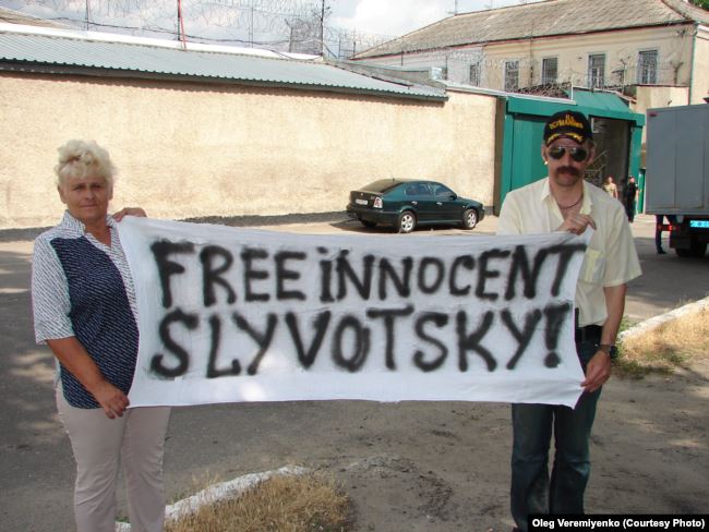 Мати Миколи Сливоцького Світлана і його адвокат Олег Веремієнко, архівне фото