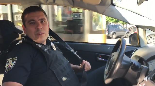"Мусорила!": Двое полицейских опозорились прямо в центре Киева, видео dqxikeidqxidqrant