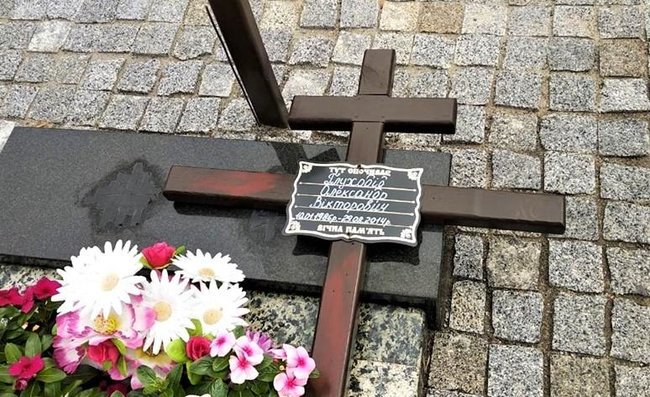 Неизвестный надругался над могилой воина АТО в Сумах 03 Неизвестный надругался над могилой воина АТО в Сумах 03