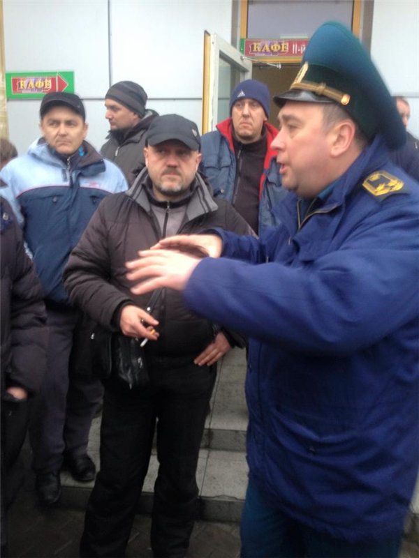 О 7.55 усіх таки випустили. Митників пройняло... Віват, волонтери!