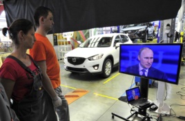 Рабочие сборочного предприятия Sollers во Владивостоке слушают Владимира Путина - апрель 2013-го года. dqxikeidqxidqeant