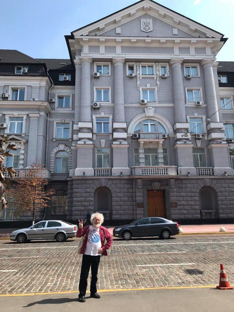 Российский журналист поиздевался над СБУ прямо в центре Киева, фото dqxikeidqxidqeant