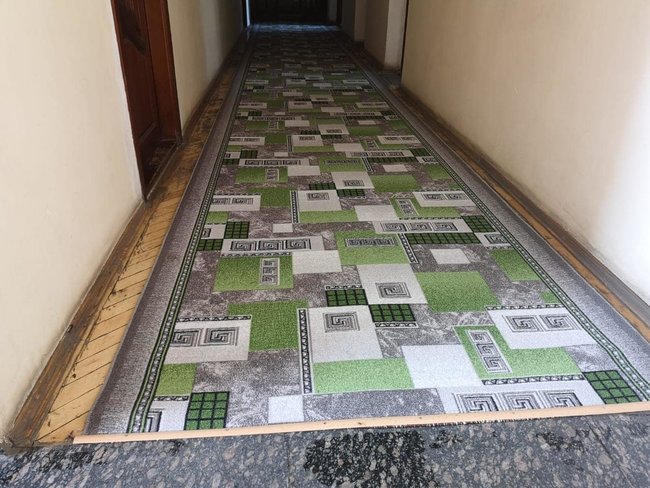 ÐŸÐµÑ€ÐµÐ´ Ð²Ð¸Ð·Ð¸Ñ‚Ð¾Ð¼ Ð—ÐµÐ»ÐµÐ½ÑÐºÐ¾Ð³Ð¾ Ð² ÐžÐ»ÐµÐ²ÑÐºÐ¾Ð¹ Ð Ð“Ð ÑÑ‚Ð°Ñ€Ñ‹Ð¹ Ð¿Ð°Ñ€ÐºÐµÑ‚ Ð¿Ñ€Ð¸ÐºÑ€Ñ‹Ð»Ð¸ Ð½Ð¾Ð²Ñ‹Ð¼ ÐºÐ¾Ð²Ñ€Ð¾Ð¼, Ð½ÐµÑÐºÐ¾Ð»ÑŒÐºÐ¾ ÑÐ¾Ñ‚ÐµÐ½ Ð»ÑŽÐ´ÐµÐ¹ Ð¶Ð´ÑƒÑ‚ Ð¿Ñ€ÐµÐ·Ð¸Ð´ÐµÐ½Ñ‚Ð° Ð²Ð¾Ð·Ð»Ðµ Ð·Ð´Ð°Ð½Ð¸Ñ 02 dqxikeidqxiuuant