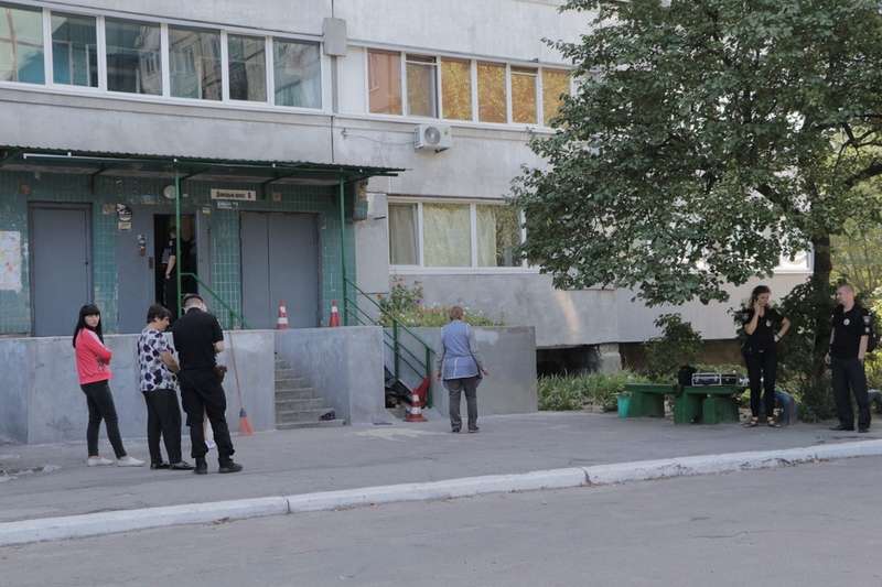 Девушка выпрыгнула из окна